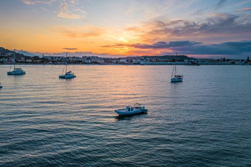 Schlauchboot im Golf von Cagliari inmitten der Farben des Sonnenuntergangs