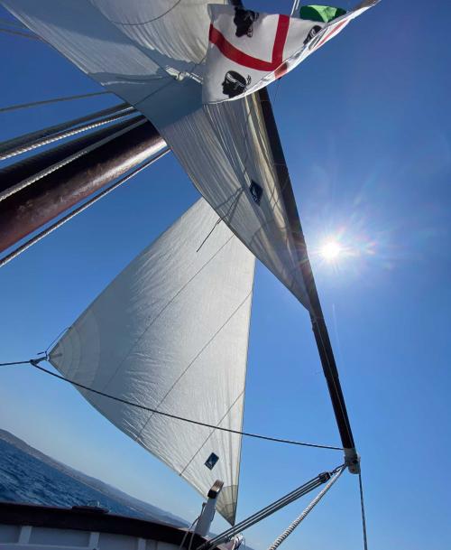 Detail of the sail in the excursion in the Gulf of Alghero