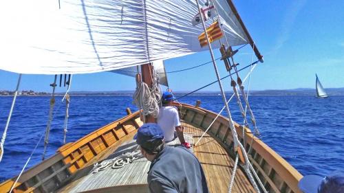 Passeggeri sulla barca storica che naviga nel Golfo di Alghero