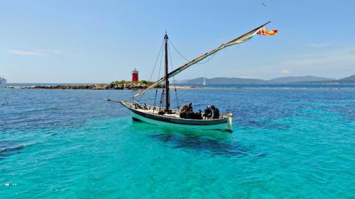 Sailing excursion in the Gulf of Alghero on historic boat