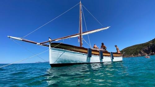 Ein historisches Segelboot segelt im Golf von Alghero