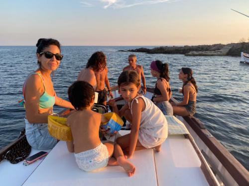 Menschen an Bord des historischen Segelboots im Golf von Alghero