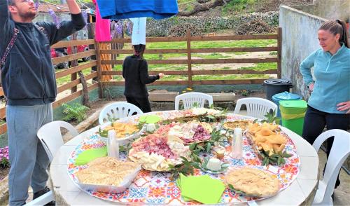 Aperitivo tipico sardo servito durante esperienza guidata di trekking con gli asini