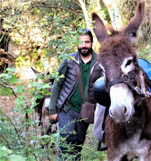 Guida con asino durante escursione di trekking nel nord ovest Sardegna 