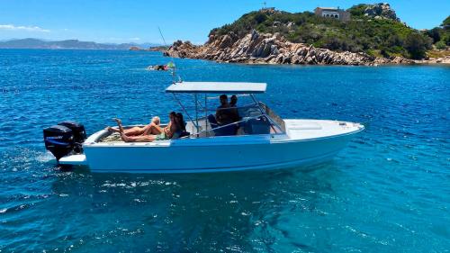 Yacht im Meer von La Maddalena Archipelago