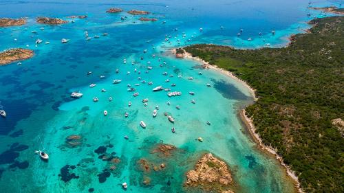 Boote halten an den Budelli Natural Pools