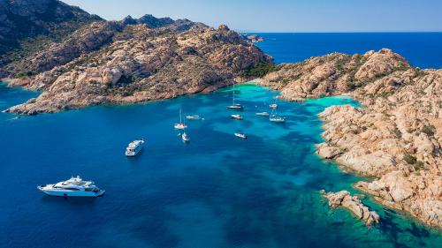 Panoramablick auf eine Felseninsel im Archipel von La Maddalena