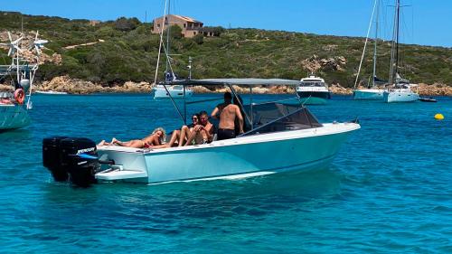 Yate con pasajeros a bordo en el archipiélago de La Maddalena