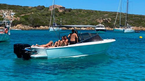 Yacht mit Passagieren an Bord im Archipel von La Maddalena