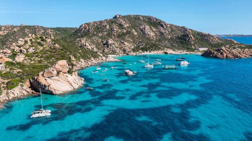 Vista dall'alto di Cala Corsara nell'Arcipelago di La Maddalena