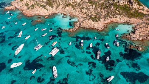 Boote vor einer Insel im Archipel von La Maddalena