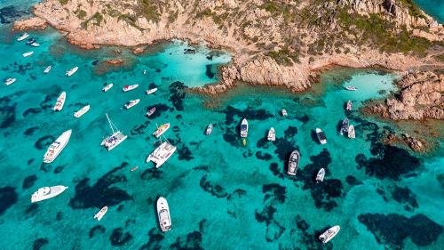 Barcos frente a una isla del archipiélago de La Maddalena<br>