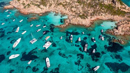 Barche a largo di un'isola dell'Arcipelago di La Maddalena