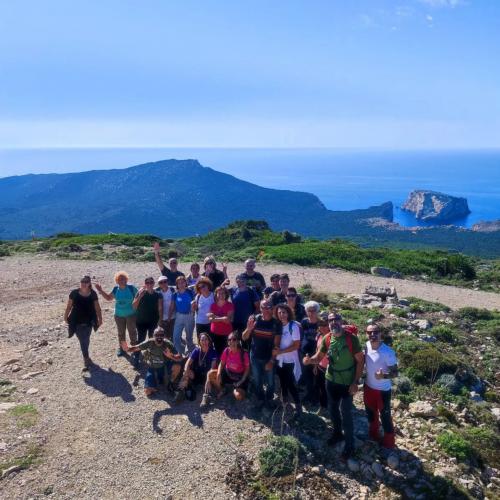 Eine Gruppe von Wanderern bei einer Wanderung in der Gegend von Alghero