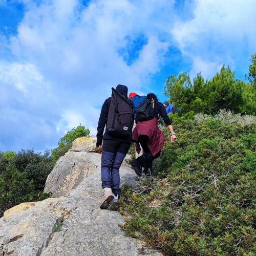 Eine Gruppe von Wanderern bei einer Wanderung in der Gegend von Alghero