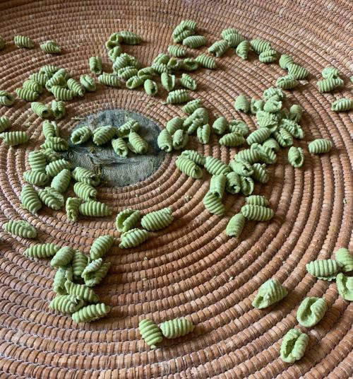 Gnocchetti made with spinach on a Sardinian basket