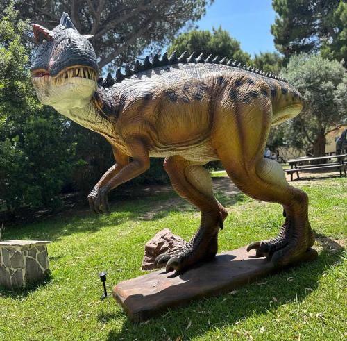 Dinosauro della mostra a casa Gioiosa