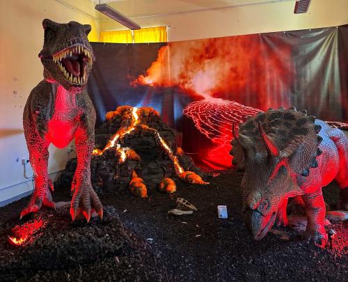 Dinosaures de l'exposition Alguerex à la lumière rouge