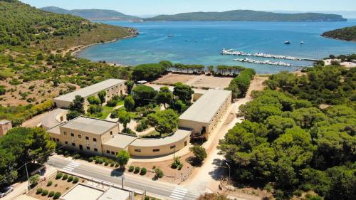 Blick von oben auf die Casa Gioiosa im Porto Conte Park in Alghero