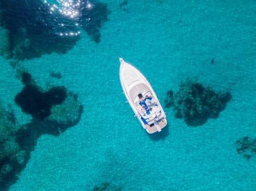 Escursione giornaliera in yacht tra le spiagge più belle del sud ovest Sardegna