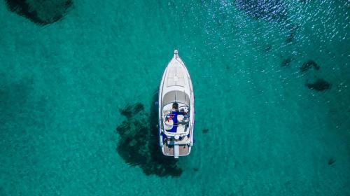 Yacht naviga nelle acque cristalline del sud ovest Sardegna con possibilità di snorkeling e tuffi durante la giornata