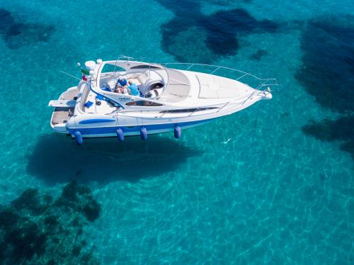 Yacht naviga nelle acque cristalline del sud ovest Sardegna con possibilità di snorkeling e tuffi durante la giornata