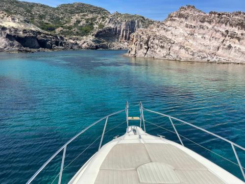 Yacht naviga nelle acque cristalline del sud ovest Sardegna con possibilità di snorkeling e tuffi durante la giornata