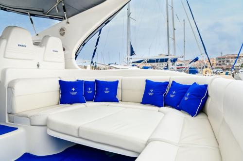 Sofas auf einer Yacht im Südwesten Sardiniens, auf denen man sich während eines Tagesausflugs entspannen kann