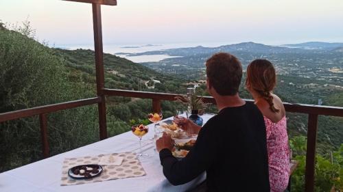 Verkostung für Paare auf einer Terrasse mit Blick auf den Golf von Marinella