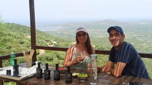 degustación en pareja en una terraza con vistas al golfo de Marinella