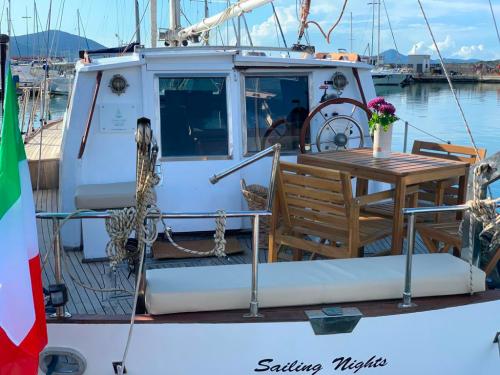 Heck des Sailing Nights Bootes in Alghero