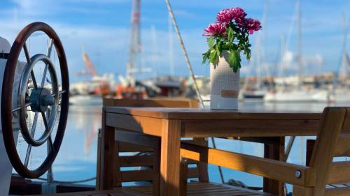 Tisch am Heck des Sailing Nights Bootes