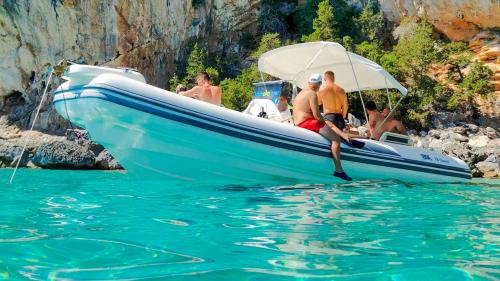 Gommone nell'acqua azzurra nel Golfo di Orosei