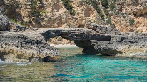 Arco di roccia in una cala del Golfo di Orosei