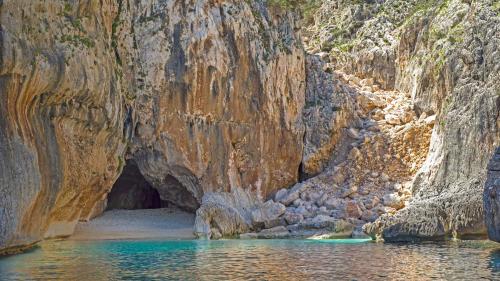Spiaggia del Golfo di Orosei con grotta