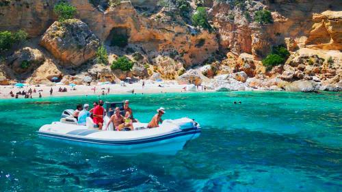Barca a largo di una spiaggia nel Golfo di Orosei