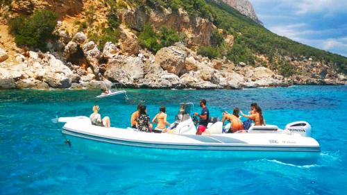 Gommone a largo della costa di Orosei