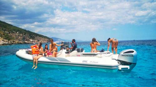 Gommone nelle acque azzurre del Golfo di Orosei