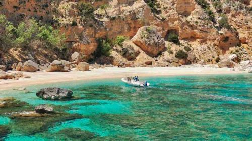 Gommone si avvicina alla costa nel Golfo di Orosei
