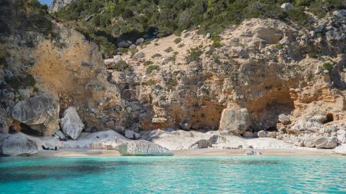 Vista su Cala Goloritzè dal gommone