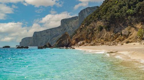 Spiaggia dalla sabbia dorata e acqua cristallina nel Golfo di Orosei