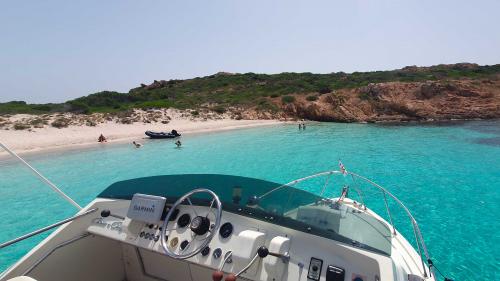 Boot Francesca in den azurblauen Gewässern der Costa Smeralda
