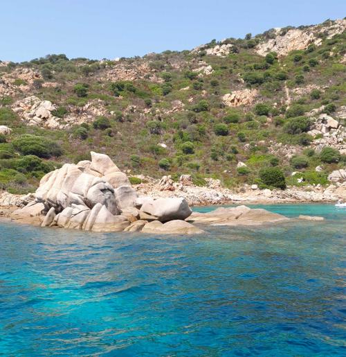 Polierte Felsen und das azurblaue Meer der Costa Smeralda