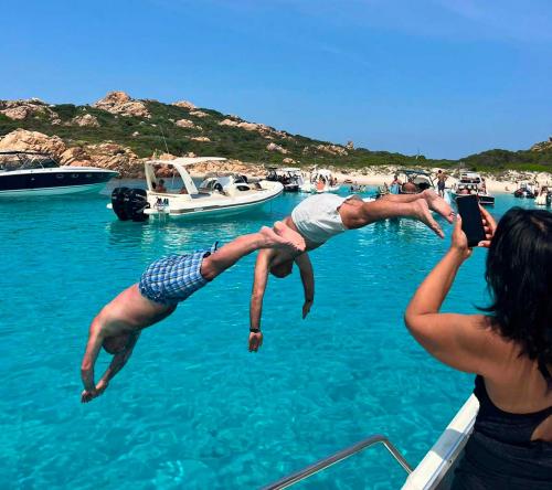Zwei Jungen tauchen vom Boot Francesca