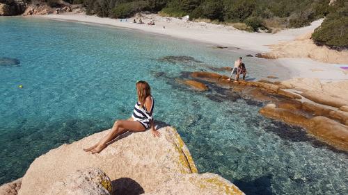 Mädchen im türkisfarbenen Meer der Inseln des Nationalparks Archipel von La Maddalena