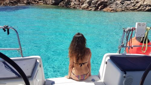 Mädchen im türkisfarbenen Meer der Inseln des Nationalparks Archipel von La Maddalena