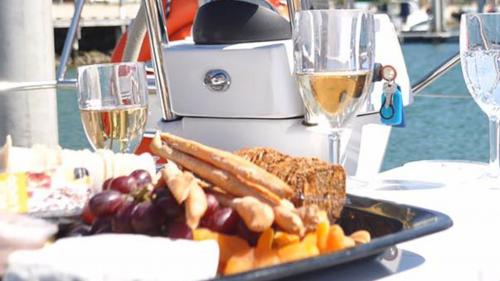 Aperitivo a bordo del gommone da Marinella