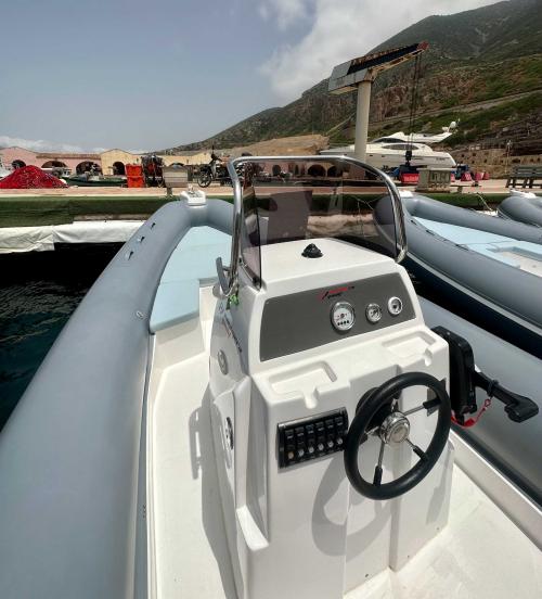 Dettagli postazione di guida del gommone a noleggio a Buggerru