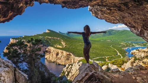 Vue du promontoire de Porto Conte depuis la grotte des vases brisés (Grotta dei Vasi Rotti)