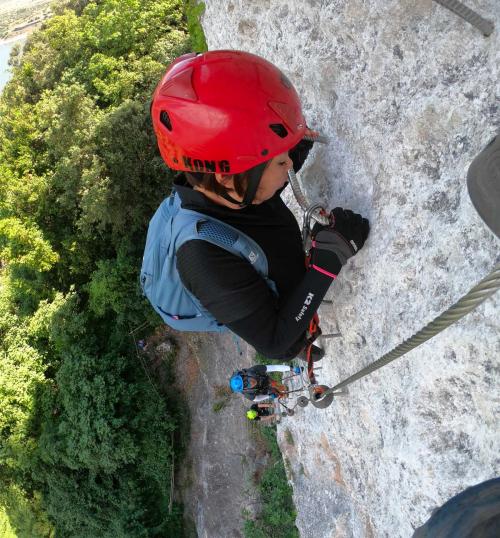 Des randonneurs traversent la Via Ferrata de la Reine